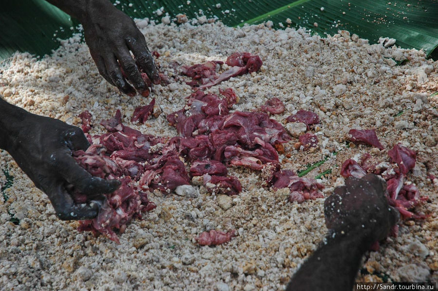 На саго кладут кусочки мяса. Папуа, Индонезия