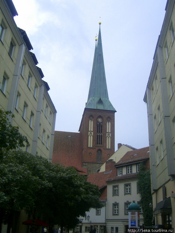 Впереди церковь Святого Николая Берлин, Германия