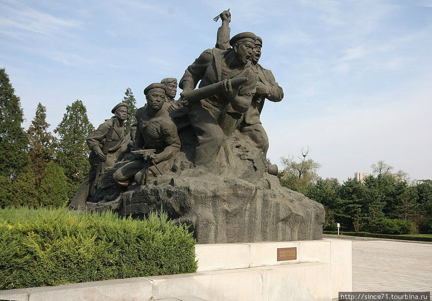 6. Скульптурные композиции изображают памятные битвы войны