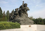6. Скульптурные композиции изображают памятные битвы войны