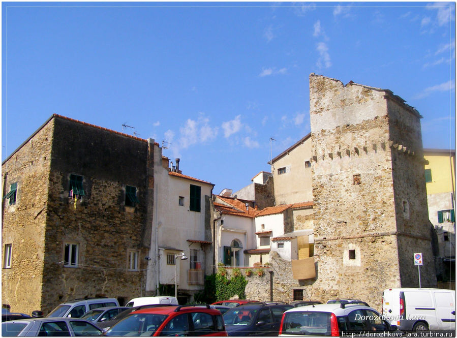 Остатки крепости 16 века, в них живут люди Санто-Стефано-аль-Маре, Италия