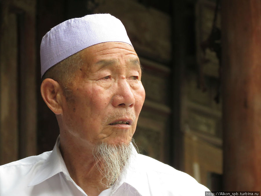 Посетители Сианьской мечети Сиань, Китай
