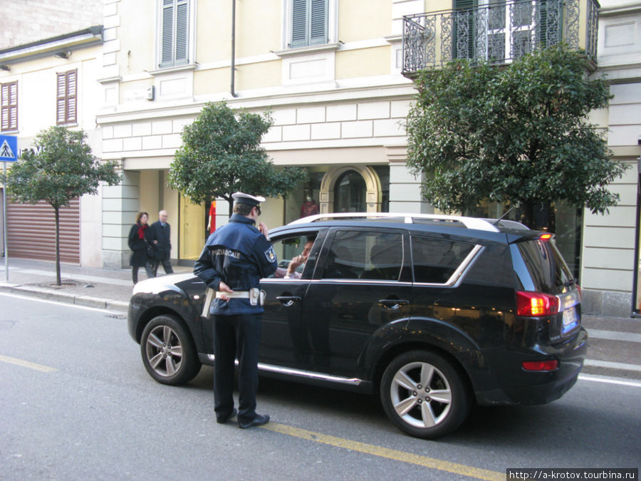 милиционер докапывается к водителям Варезе, Италия