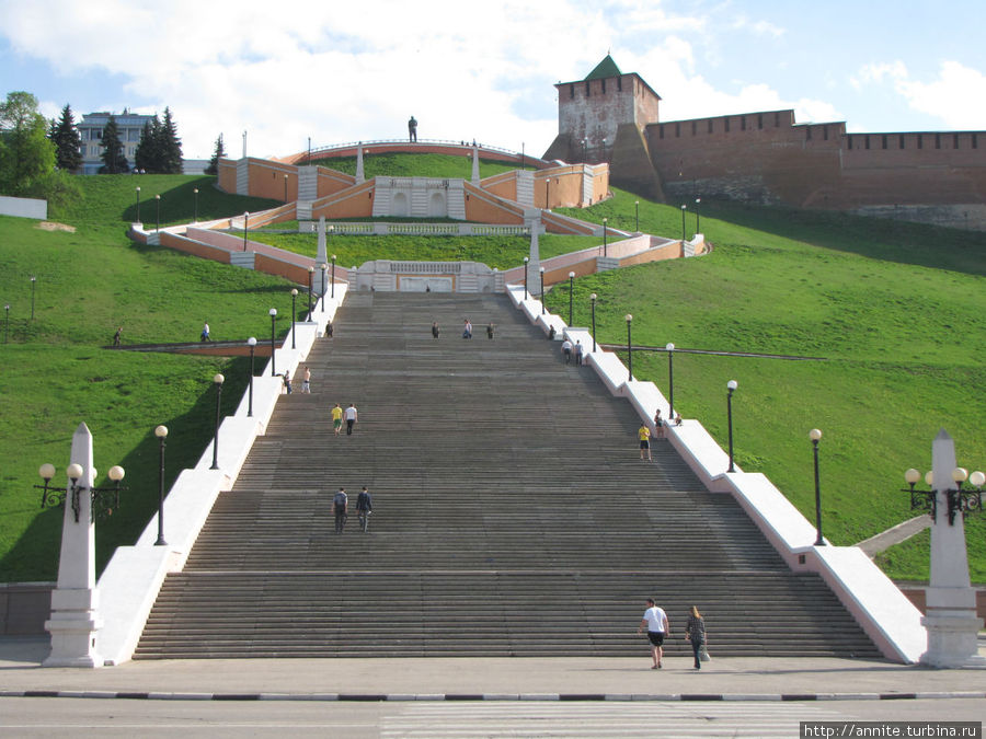 Чкаловская лестница и памятник Валерию Чкалову наверху.