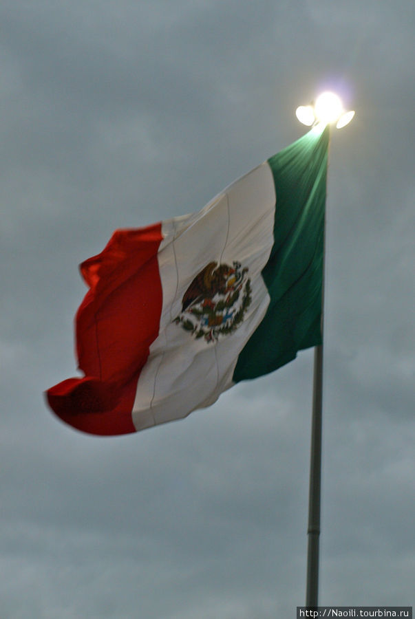Огромный флаг Мексики — обязательный атрибут университетского городка Мехико, Мексика