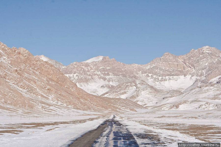 Дорога идет по плато Таджикский Национальный парк, Таджикистан