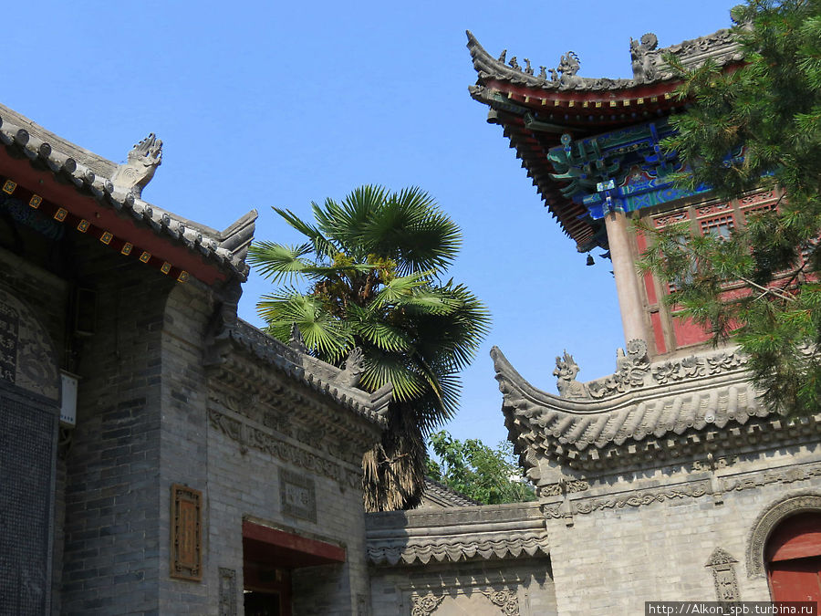 Даосский храм среди высоток Сиань, Китай