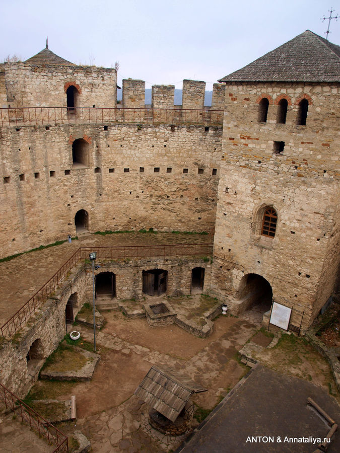 Вид со стены крепости на прямоугольную башню. Сороки, Молдова