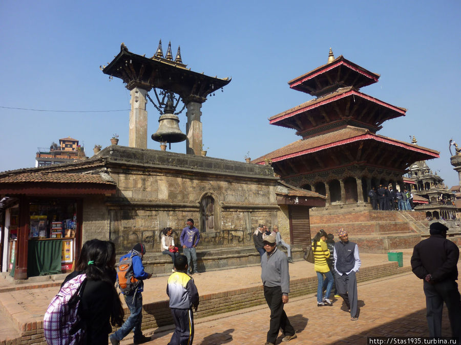 Патан. Дворцовая площадь. Колокол Таледжу и храм Хари-Шанкар. Патан (Лалитпур), Непал