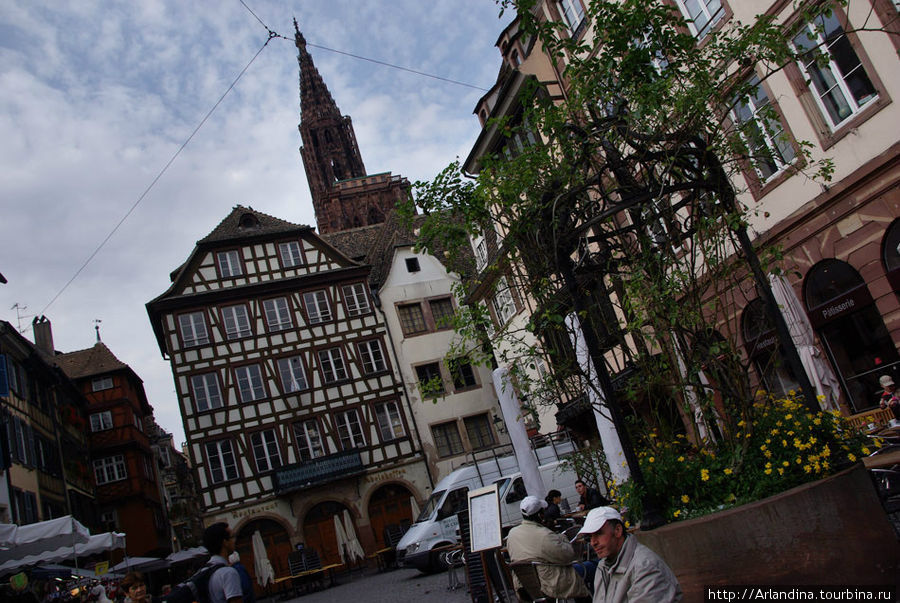 Вид на шпиль со стороны канала. Страсбург, Франция