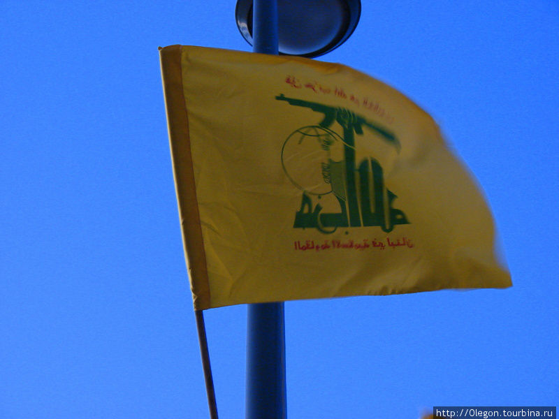 Жёлтый флаг Хезболлы развивается на ветру Баальбек (древний город), Ливан