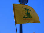 Жёлтый флаг Хезболлы развивается на ветру