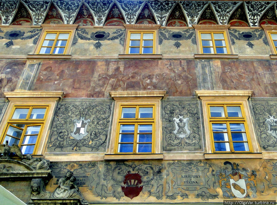 Фасад старинного дома весь разукрашен Кутна-Гора, Чехия