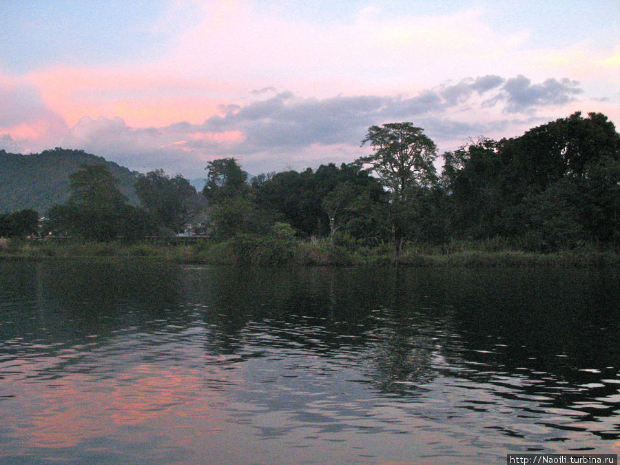 Вокруг Аннапурны:  романтический закат на озере среди гор Покхара, Непал