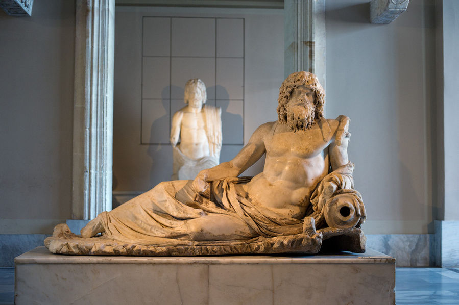 Статуя бога Океануса из Эфеса. 2-й век н. э. Изображен как старик с мышцами. Статуя бога Океануса из Эфеса. 2-й век н. э. Изображен как старик с мышцами.