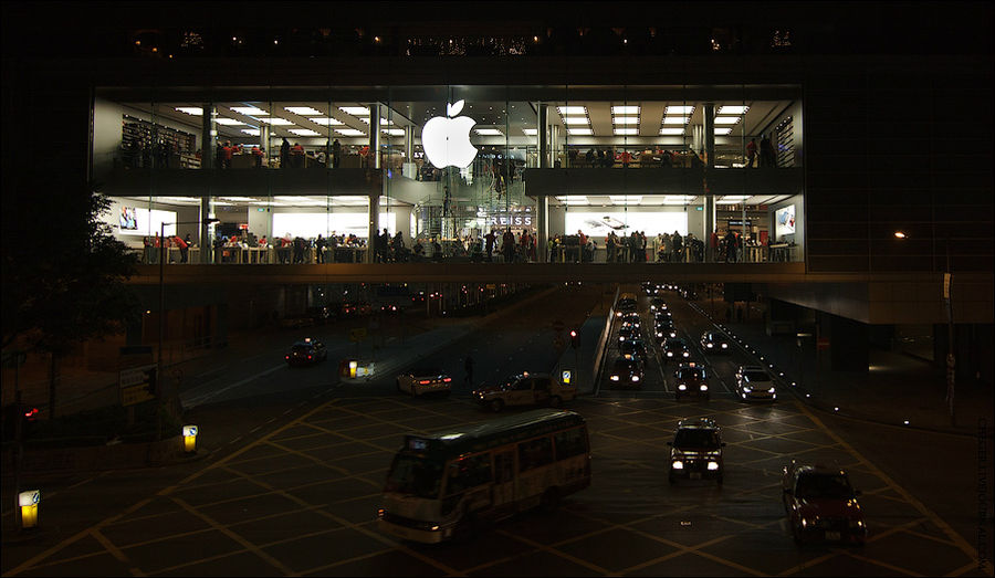 Магазин Apple — находится над дорогой Гонконг
