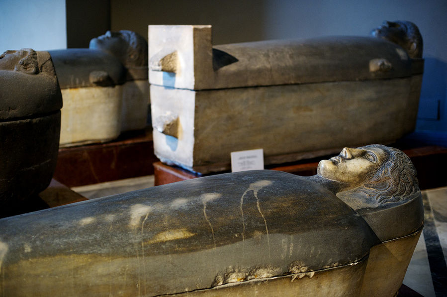 Группа саркофагов, все женские Группа саркофагов, все женские