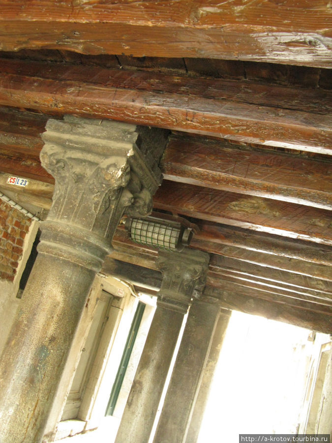 Вот так выглядят потолки в арках. Все перекрытия, получается, деревянные. Сколько лет этим доскам? Ну 200, но вряд ли пятьсот лет Венеция, Италия