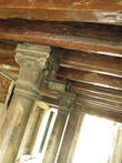Вот так выглядят потолки в арках. Все перекрытия, получается, деревянные. Сколько лет этим доскам? Ну 200, но вряд ли пятьсот лет