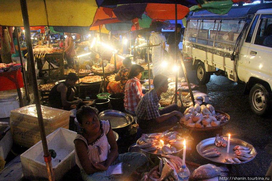 Ночной рынок на улице Анавратха Янгон, Мьянма
