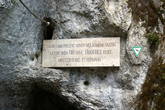 Мемориальная доска о псещении пещеры герцогом Фридрихом.