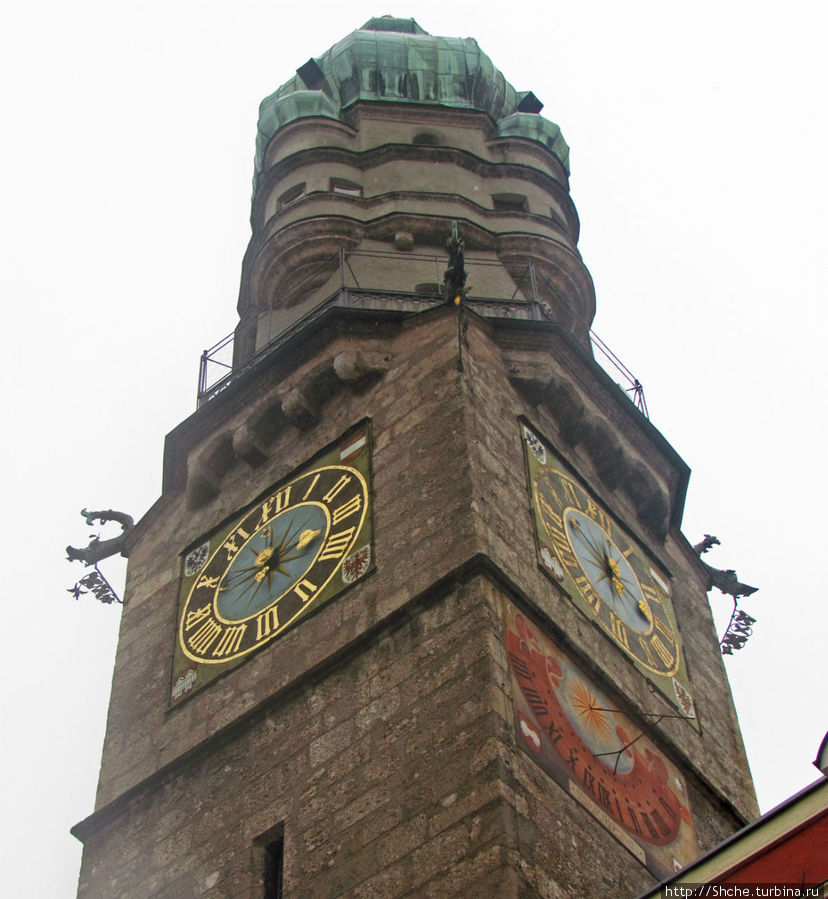 На Городской башне механические часы дублируются солнечными, на всякий случай, так надежнее, чай не Швейцария Инсбрук, Австрия