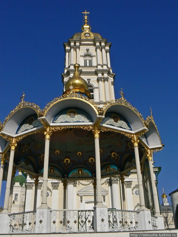 Летний алтарь и колокольня Почаев, Украина