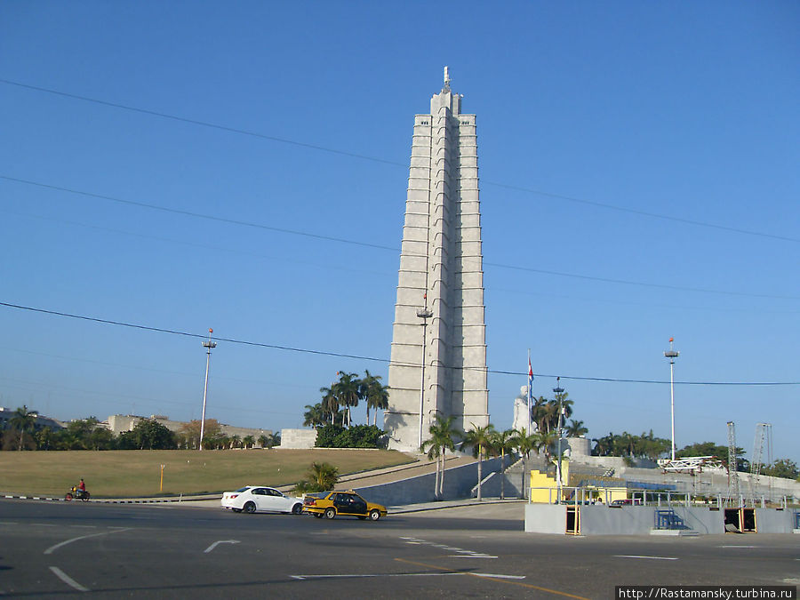 башня на площади революции в Гаване Куба