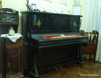 Старинное пианино — подарок музею еврейской семьей.