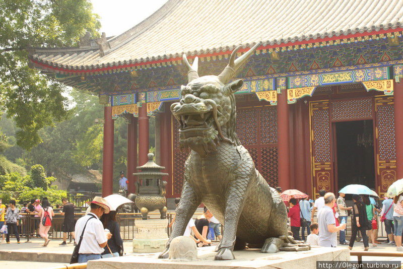 Бронзовый защитник храма Пекин, Китай