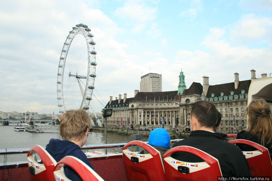 Вид на Око со стороны Вестминстерского моста. Снимок сделан со второго этажа туристического автобуса. Лондон, Великобритания