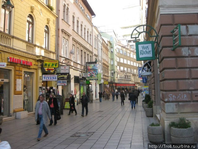 Пешеходная улица, самим своим видом опровергающая слухи про разруху, непорядки и неправды в Сараево Сараево, Босния и Герцеговина