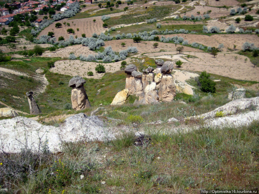 Вид с вершины скалы, в которой разместился заброшенный город. Каппадокия - Гереме Национальный Парк, Турция