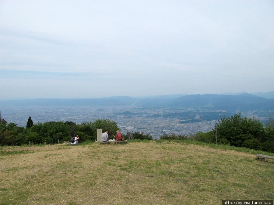 Кто-то просто созерцает виды с вершины горы на окрестности Госэ, Япония