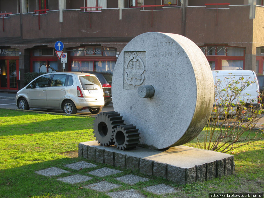 Памятник изобретателю колеса Саронно, Италия