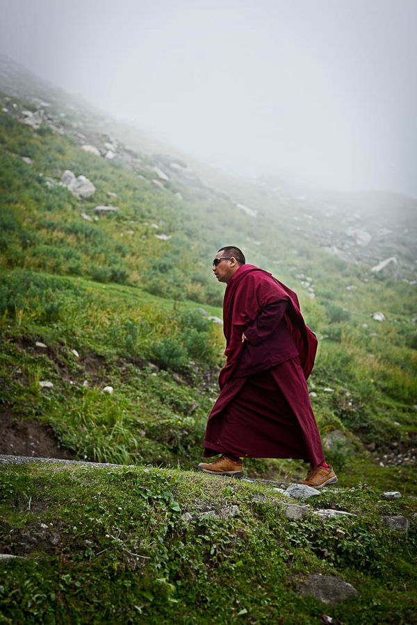 Буддистский монах, идущий в гору. Перевал Ротанг Ла, штат Химачал Прадеш Индия