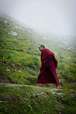Буддистский монах, идущий в гору. Перевал Ротанг Ла, штат Химачал Прадеш