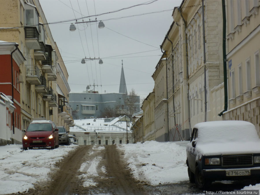 Вид из бульвара на переулок. Виден шпиль кирхи Москва, Россия