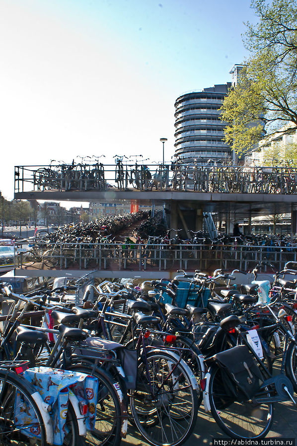Трёхэтажная велостоянка у Центрального вокзала в Амстердаме, крупнейшая стоянка велосипедов в Европе Амстердам, Нидерланды