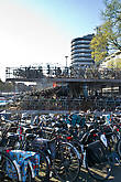Трёхэтажная велостоянка у Центрального вокзала в Амстердаме, крупнейшая стоянка велосипедов в Европе