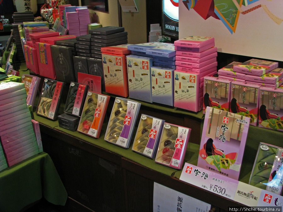 витрина Nama yatsuhashi в одном из 4-х магазинов, специализирующихся на сладостях, на вокзале в Киото