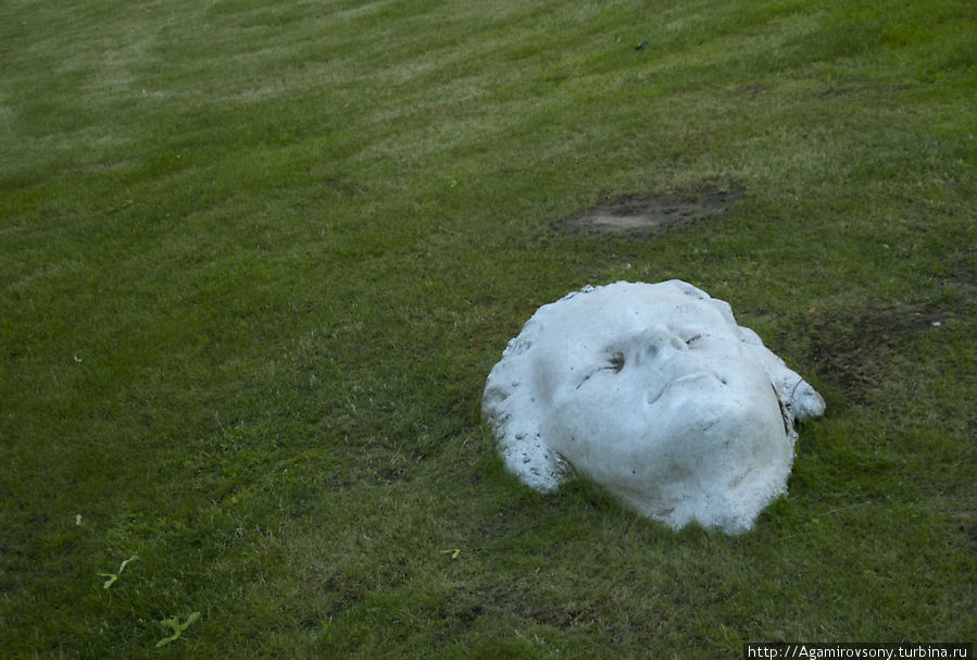 Легендарная таинственная Блуждающая Дама с Собачкой. Разные части ее тела (и тела собачки) изредка и всегда неожиданно появляются в разных частях города как правило посреди газонов. Нам повезло, мы увидели лицо Дамы. Это бывает раз в 200 лет. Ажиотаж невиданный. Вильнюс, Литва Легендарная таинственная Блуждающая Дама с Собачкой. Разные части ее тела (и тела собачки) изредка и всегда неожиданно появляются в разных частях города как правило посреди газонов. Нам повезло, мы увидели лицо Дамы. Это бывает раз в 200 лет. Ажиотаж невиданный. Вильнюс, Литва