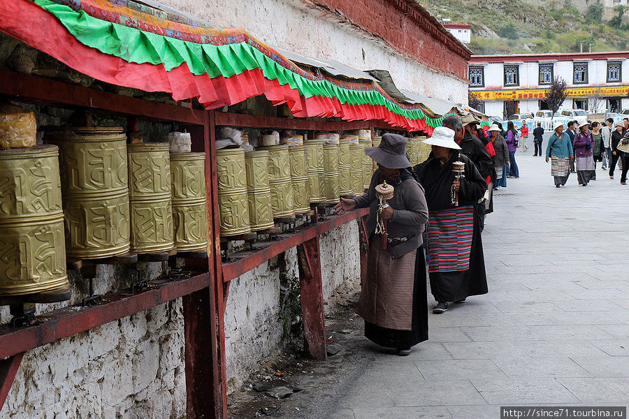 8. Барабаны с мантрой. Крутанул барабан один раз — зачёт (типа зачитал мотву). Очень удобно. Лхаса, Китай 8. Барабаны с мантрой. Крутанул барабан один раз — зачёт (типа зачитал мотву). Очень удобно. Лхаса, Китай