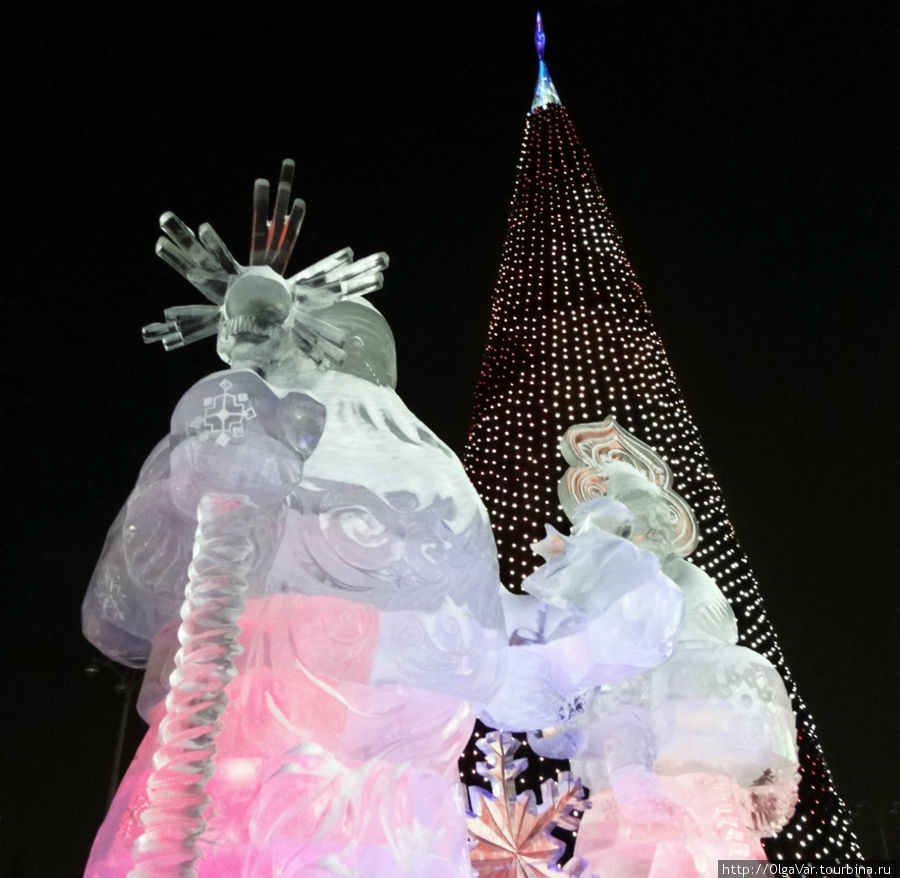 Какой же Новый год без Деда Мороза и Снегурочки. В центре городка установлена, как говорят устроители, самая высокая в России 44-метровая мультимедийная елка с программным управлением Екатеринбург, Россия