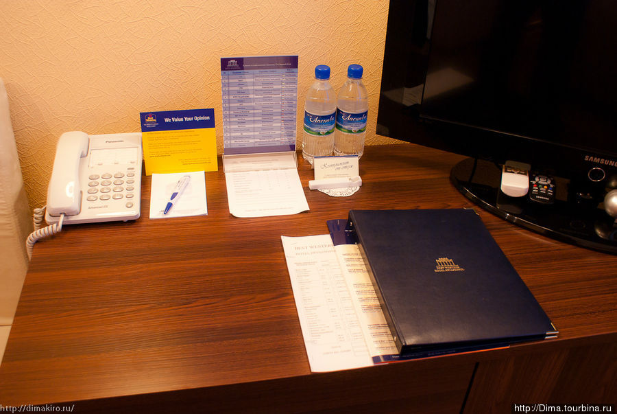 В синей папке можно найти скидки на посещение Шоколадницы и Васаби, располагающиеся в здании отеля. Севастополь, Россия