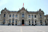 Роскошный дворец, построенный Писарро, но, к сожалению, не переживший землетрясения и пожары, отреставрированный и прекрасный – одно из украшений Пласа-Майор. Сейчас это резиденция президента Перу.