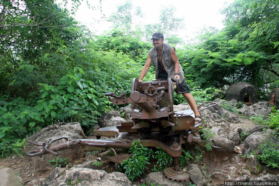 Зенитный пулемет на холме Пуси — наследие Вьетнамской войны Луанг-Прабанг, Лаос