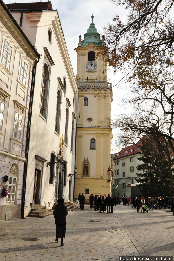 Ратуша со стороны монастыря францисканцев... Братислава, Словакия