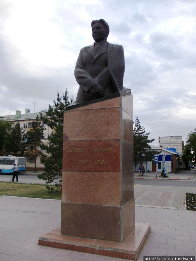 памятник на привокзальной площади Костанай, Казахстан
