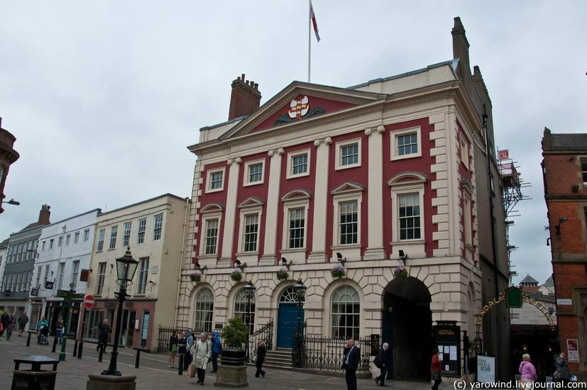 Здесь же на площади стоит красный Mansion House, 1732г. Ныне это официальная резиденция лорда-мэра Йорка, а также музей. Йорк, Великобритания